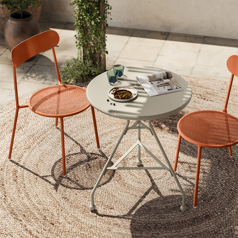 Der Terra farbenem Stuhl AMURANO aus Stahl mit einen MILENA Tisch in der Farbe Milk in einer schönen Umgebung.